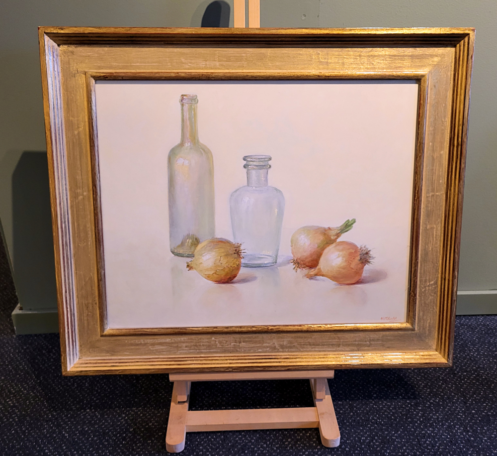 E.P.Moleveld, glas en uien, olieverf op linnen, afmeting 40x50cm doekmaat, afmeting incl. bladgouden lijst 56x66cm, 1500,- euro, nr. 20